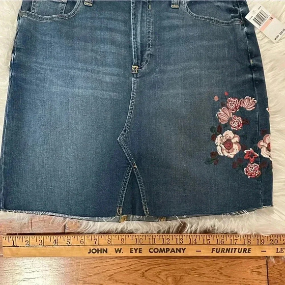Seven7 Fashion Denim Skirt with Flower Embroidery Size 10 - Picture 9 of 10